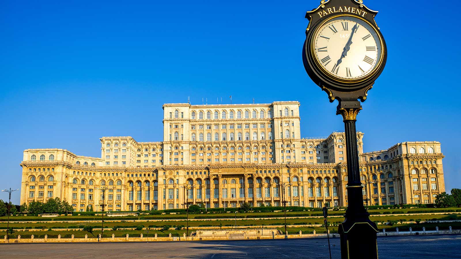 Monument Paralyze Unevenness Palatul Parlamentului | Atracții turistice | Continental Forum București